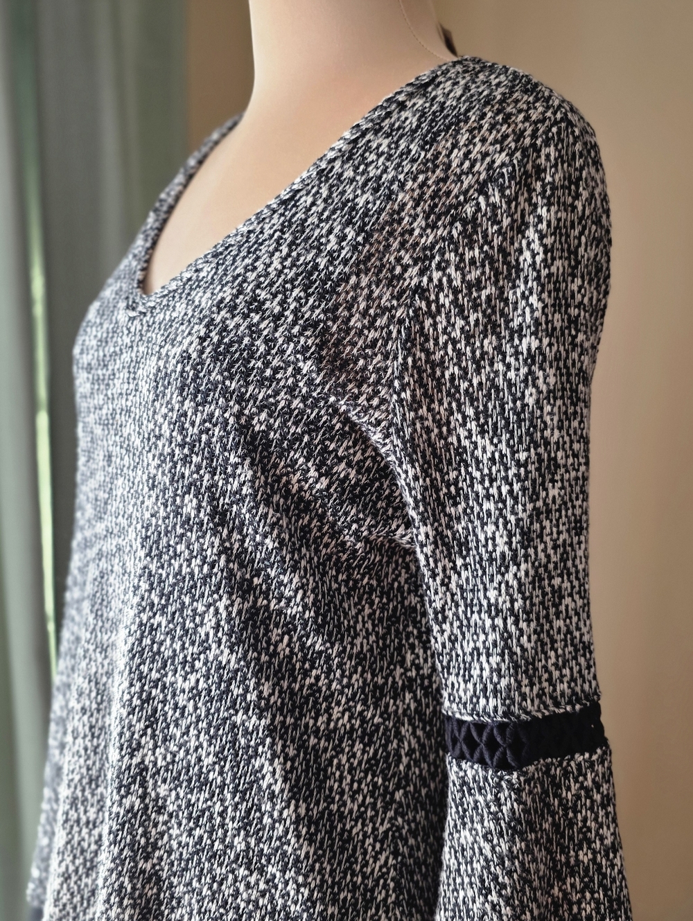 Design Lab Lord & Taylor Bell Sleeve Sweater - Size Medium -Flawless Piece - Picture 3 of 12